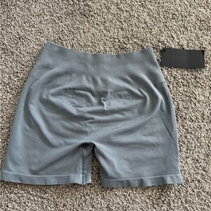 Alphalete Seamless High-Waist Biker Shorts — Gray